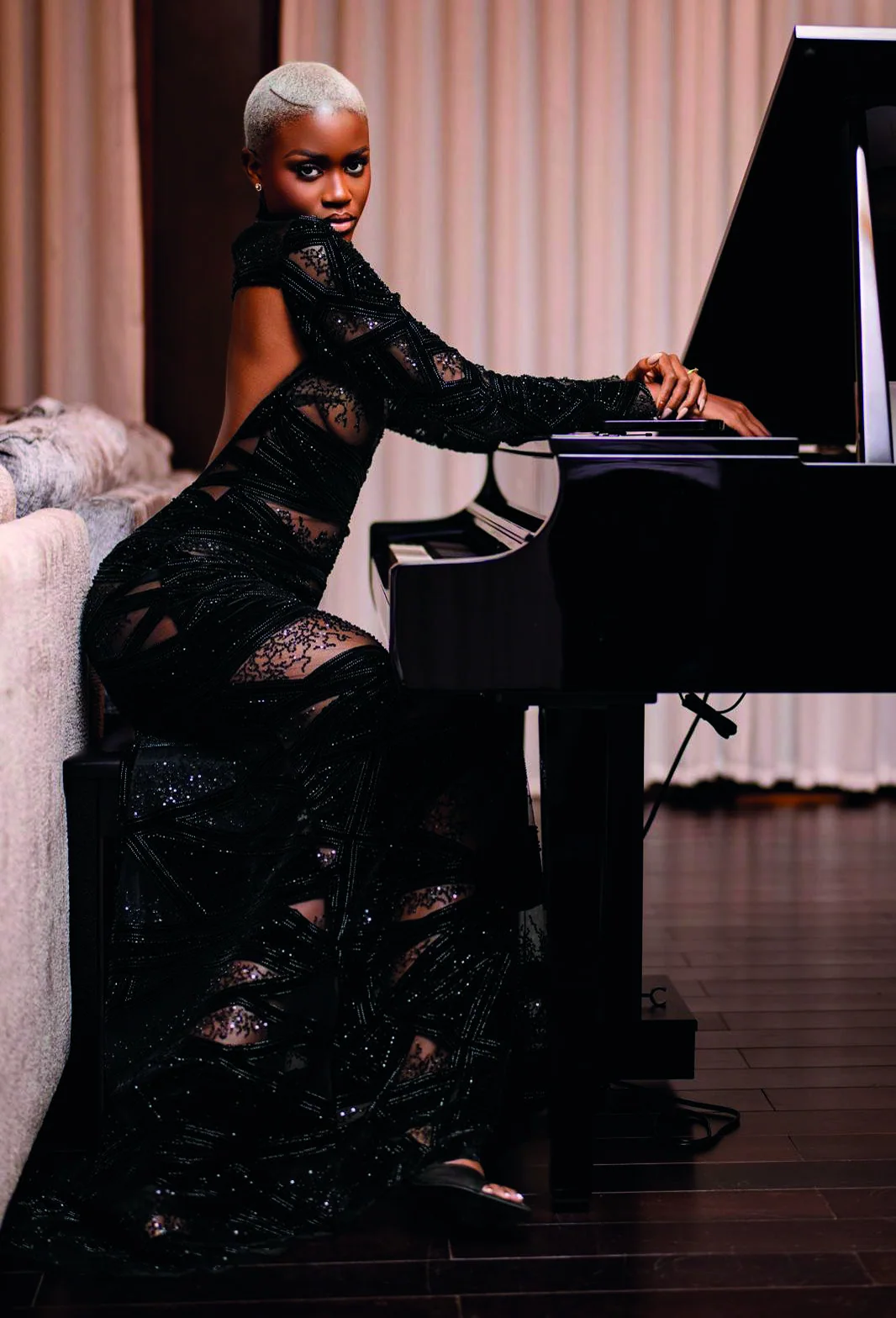Robe noire en dentelle près d’un piano