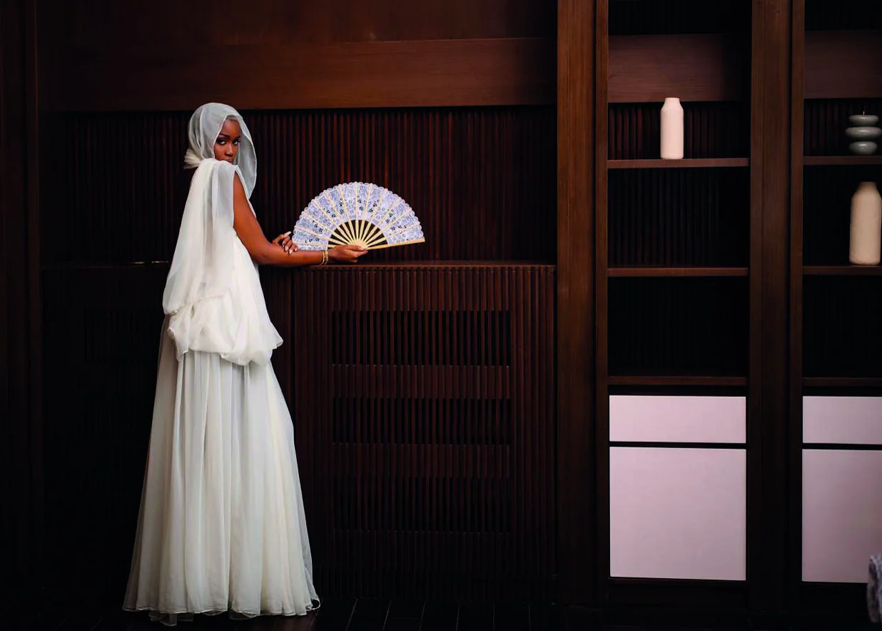 Robe de mariée blanche avec éventail