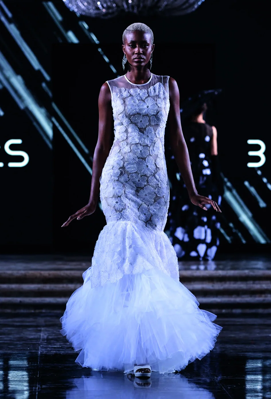 Robe blanche de podium à volume sculptural