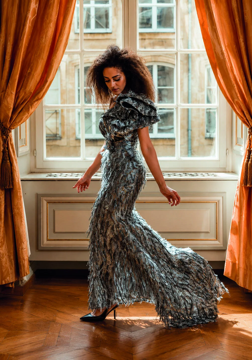 Robe couture argentée en mouvement